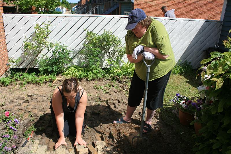 IMG_0014.jpg - Helene, Grete og Michael i baggrunden bag hegnet. Arbejde med at tage fliserne op. -- Helene, Grete and michael in background behind the fence. Work with take flagstones up.