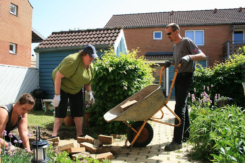 IMG_0023.jpg - Det går stærkt med at få fliserne op og væk. -- It goes fast to get the flagstones up and away.