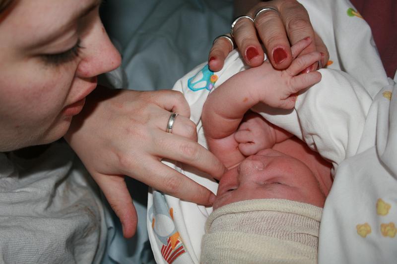 Viktoria.jpg - Helene fødte Viktoria. Grete holder hende mens Helene ser glad på. -- Helene got a new born Viktoria. Grete hold her and Helene looks happy.