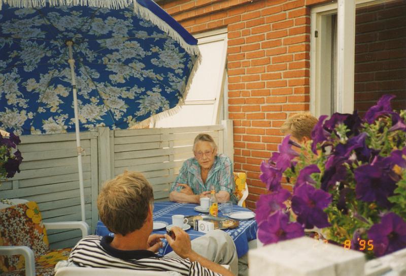 IMG_0012.jpg - Kaffe ude i haven. -- Koffee outside in the garden.