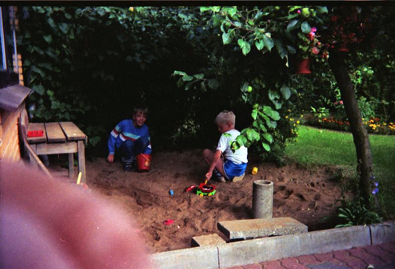 1990IMG.jpg - Martin og en legekammerat. -- Martin and his playmate.