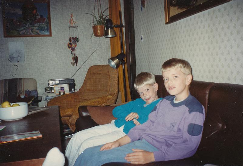 gIMG_0001.jpg - Rober og Martin i stuen. -- Robert and Martin in the living room.