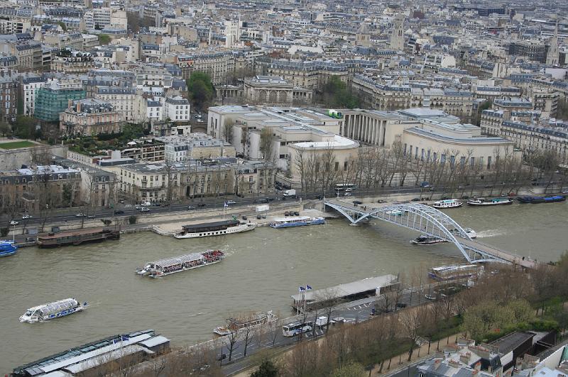 IMG_0065.jpg - Sinen med tourist både. -- the Seine with tourist boats