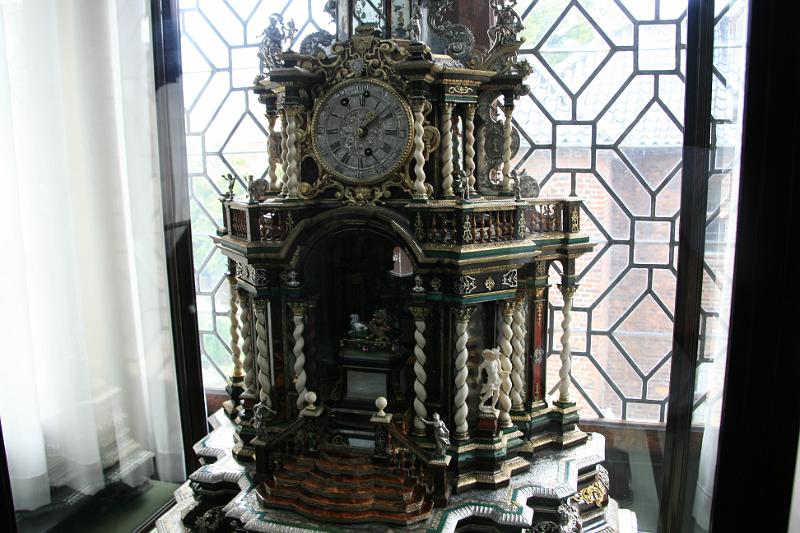 IMG_0333.jpg - i næsten alle rum er der specielle ure. -- In almost every room is there some special clocks.