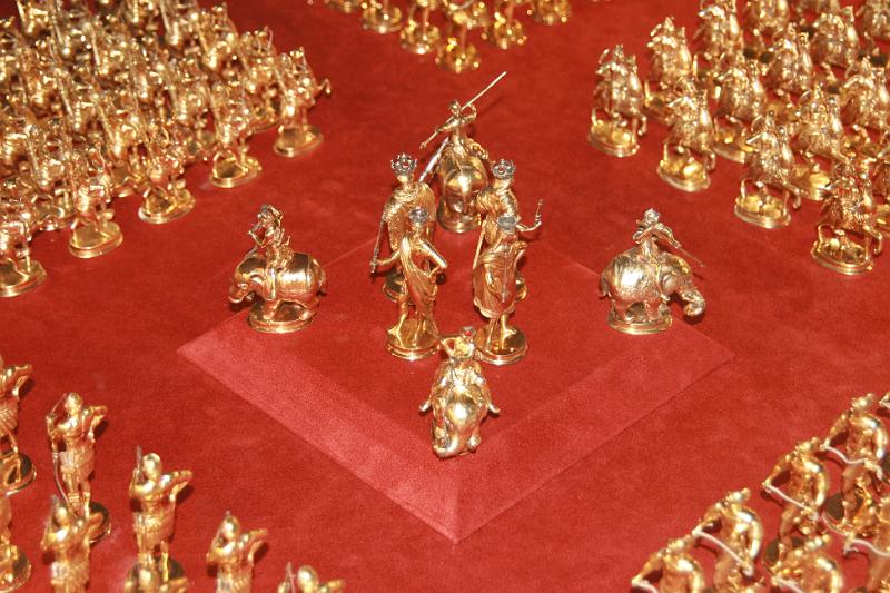 IMG_0415.jpg - En masse guld figurer. -- Alot gold figures