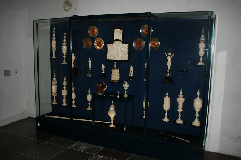 IMG_0419.jpg - Elfenbens pokaler. -- Ivory cups.