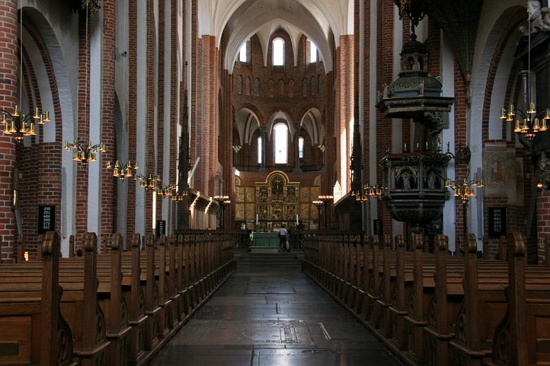 IMG_0020.jpg - Midter skibet ligner en almindelig stor kirken. Men rundt om er alt anderledes og enormt spændende. -- middle of the church looks like a normal big church. But around it is different and enormous exciting.