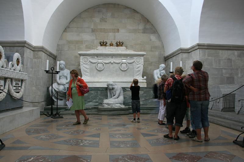 IMG_0033.jpg - kongelige kister i alle størrelser og udformninger præger kirken. Der er så mange at der ikke er plads til flere. selv under og lidt udenfor er kongelige grave fra nyere tid. -- Royal coffins in all sizes and shapes mark the church. There is so many royal graves tat there not is room for more. Even under and few outsite is royal graves from newer time.